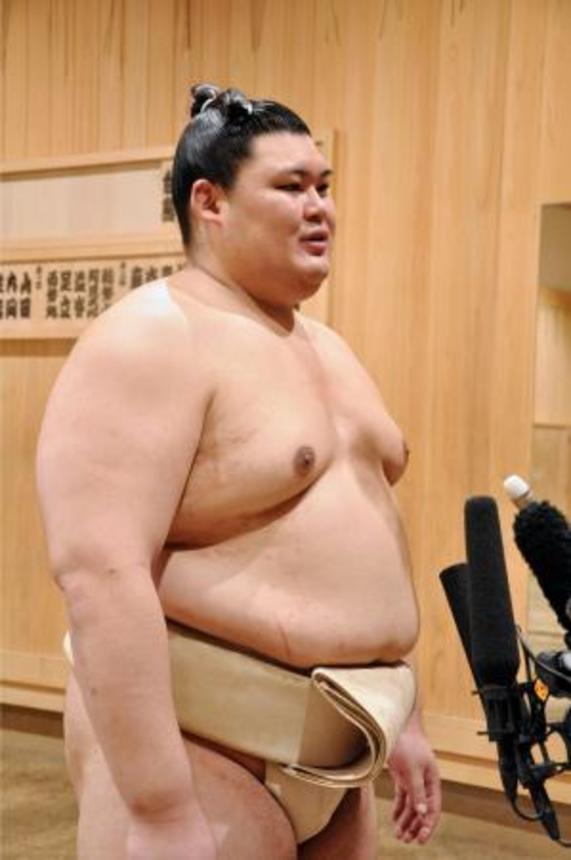 　朝稽古後に取材対応する新横綱大の里＝茨城県阿見町の二所ノ関部屋