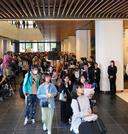 　開業した「ワン・フクオカ・ビルディング」に入る人たち＝２４日午前、福岡市中央区