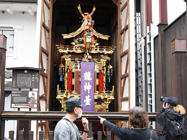 公開された豪華な屋台＝１４日午前、高山市上三之町