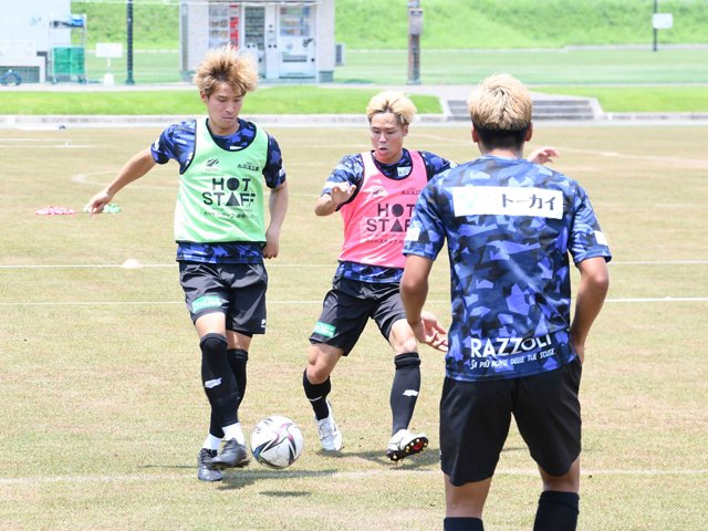 鹿児島戦に向けて調整するＦＣ岐阜の（左から）中島、生地ら＝２３日、岐阜市内