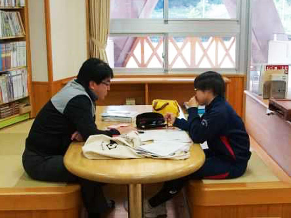 教師の指導で課題学習に取り組む生徒＝１０月１７日、大野郡白川村鳩谷、白川郷学園（同学園提供）