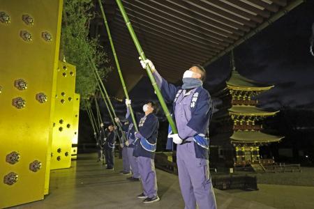 　成田山新勝寺で行われた師走恒例のすす払い＝１３日午前、千葉県成田市