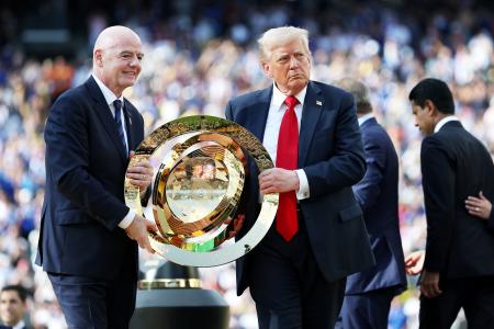　サッカーのクラブワールドカップ決勝でトロフィーを持つトランプ米大統領（右）とＦＩＦＡのインファンティノ会長＝１３日、米東部ニュージャージー州（ゲッティ＝共同）