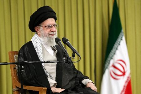 　首都テヘランでの会合で発言するイランの最高指導者ハメネイ師＝１７日（ロイター＝共同）