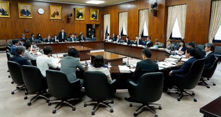 　日本学術会議を国の特別機関から特殊法人に移行させる政府法案について審議する参院内閣委＝１０日午前