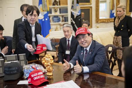 　ホワイトハウスで開かれたトランプ米大統領との会談でＭＡＧＡ帽子をかぶった赤沢経済再生相＝１６日、ワシントン（ホワイトハウス提供、共同）