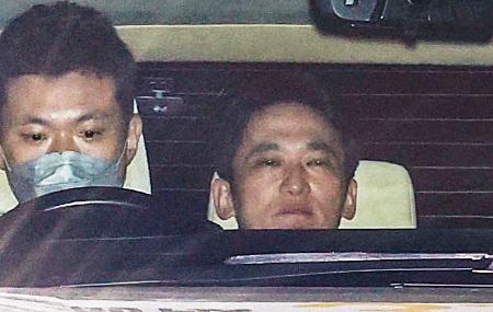 　移送のため警視庁本部を出る松原全宏容疑者（右）＝１９日午後１０時３９分