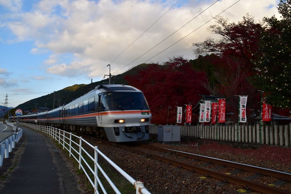 下呂市を走る、キハ８５系の特急「ひだ」＝下呂市萩原町上呂