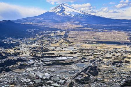 　トヨタ自動車の次世代技術の実証都市「ウーブン・シティ」（中央手前）＝２月、静岡県裾野市