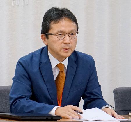 　レカネマブ実用化１年のアンケート結果を説明する新美芳樹東京大特任准教授＝２０日午後、厚労省