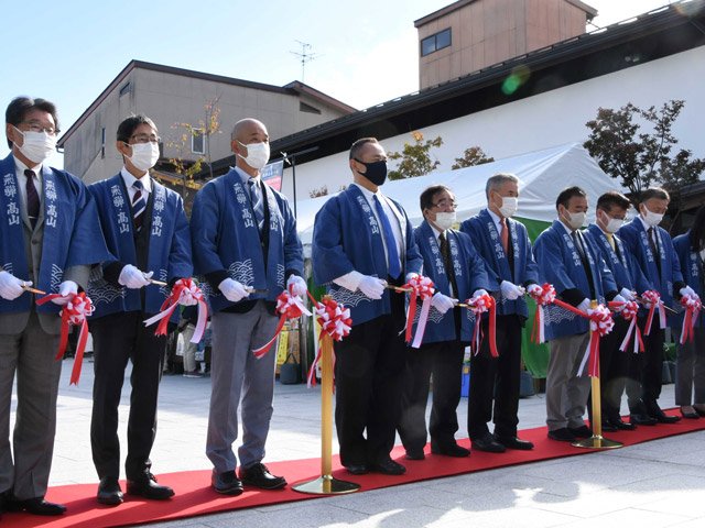 テープカットで開催を祝う関係者＝高山市上一之町、飛騨高山まちの体験交流館