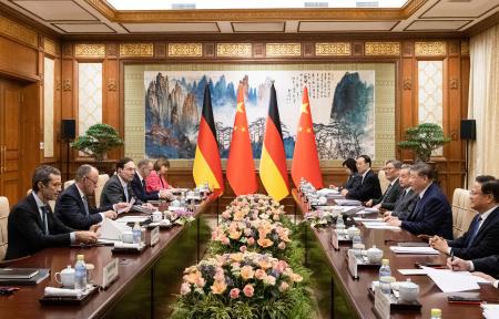 　会談に臨む中国の習近平国家主席（右から２人目）とドイツのメルツ首相（左から２人目）＝２５日、北京の釣魚台迎賓館（共同）