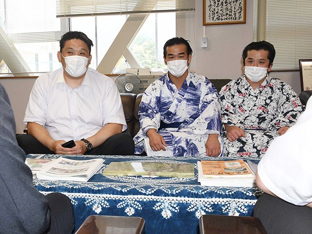 母校の岐阜農林高校を訪れた朝気龍関（中央）ら＝本巣郡北方町北方