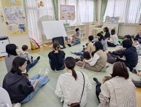 　子育て支援施設で人形を使った手遊び歌を歌う親子ら＝５月、東京都内