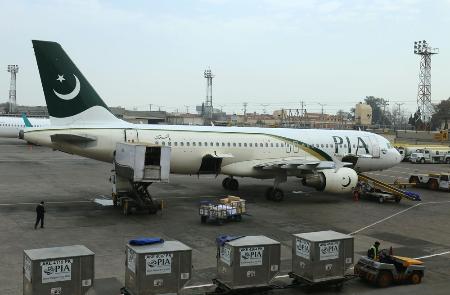 　パキスタン航空の旅客機＝２０１７年、イスラマバード国際空港