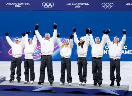 　フィギュアスケートの団体で銅メダルを獲得したイタリアチーム＝８日、ミラノ（共同）