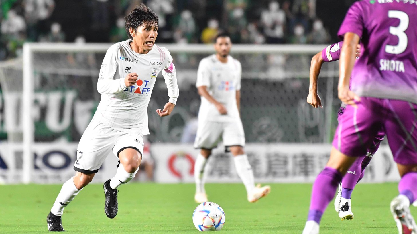 ＦＣ岐阜×藤枝＝前半、ドリブルで攻め込むＦＣ岐阜のＭＦ柏木＝長良川競技場