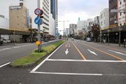 騎馬武者行列が行われる金華橋通り＝１８日、岐阜市内
