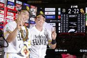 　オリックスに大勝し、ポーズをとるソフトバンクの近藤（左）と栗原＝みずほペイペイドーム