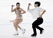 　アイスダンスＲＤ　演技する紀平梨花（左）、西山真瑚組＝ＡＬＳＯＫぐんまアイスアリーナ