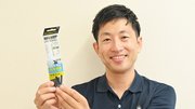すね毛カッターを持つ熊田征純社長。自身も短パンをはくことが多いという。