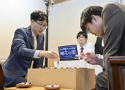 　囲碁の第５１期碁聖戦５番勝負の第５局で佐田篤史七段（右）に勝利し、対局を振り返る井山裕太碁聖＝２１日午後、大阪市の日本棋院関西総本部