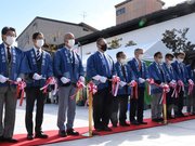 テープカットで開催を祝う関係者＝高山市上一之町、飛騨高山まちの体験交流館