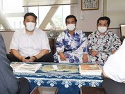 母校の岐阜農林高校を訪れた朝気龍関（中央）ら＝本巣郡北方町北方