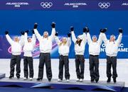 　フィギュアスケートの団体で銅メダルを獲得したイタリアチーム＝８日、ミラノ（共同）