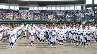 第１０６回全国高校野球選手権岐阜大会が開幕し、開会式で整列する球児たち＝６日午前９時１８分、岐阜市長良福光、長良川球場