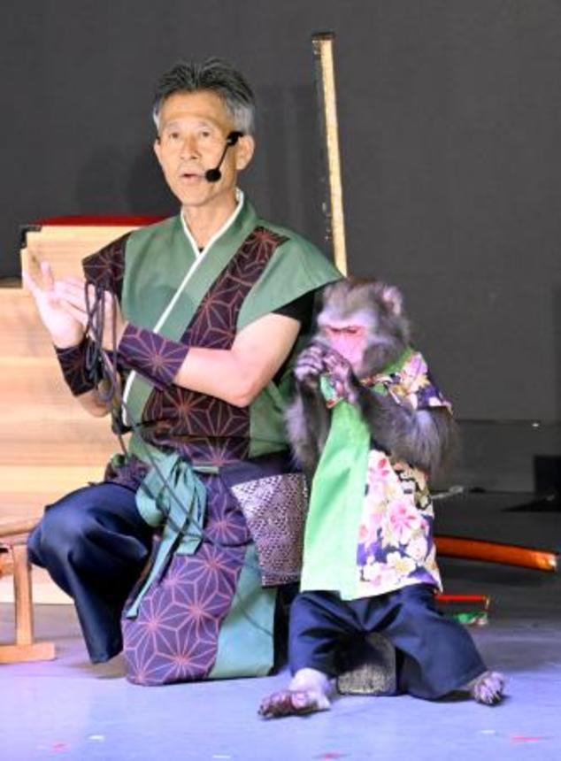 　「猿まわし大祭典」で披露された猿回し＝５日午前、栃木県日光市