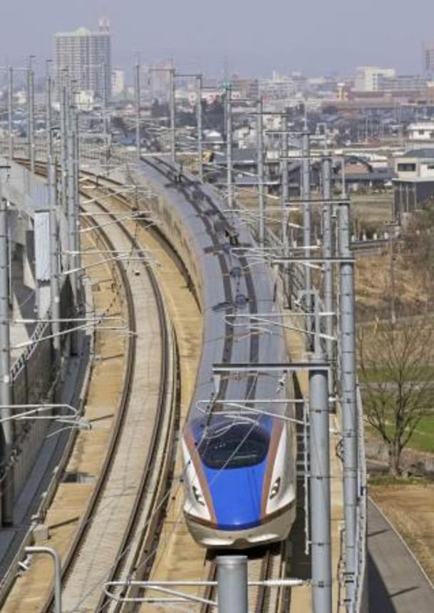 　福井市内を走行する北陸新幹線＝２０２４年３月