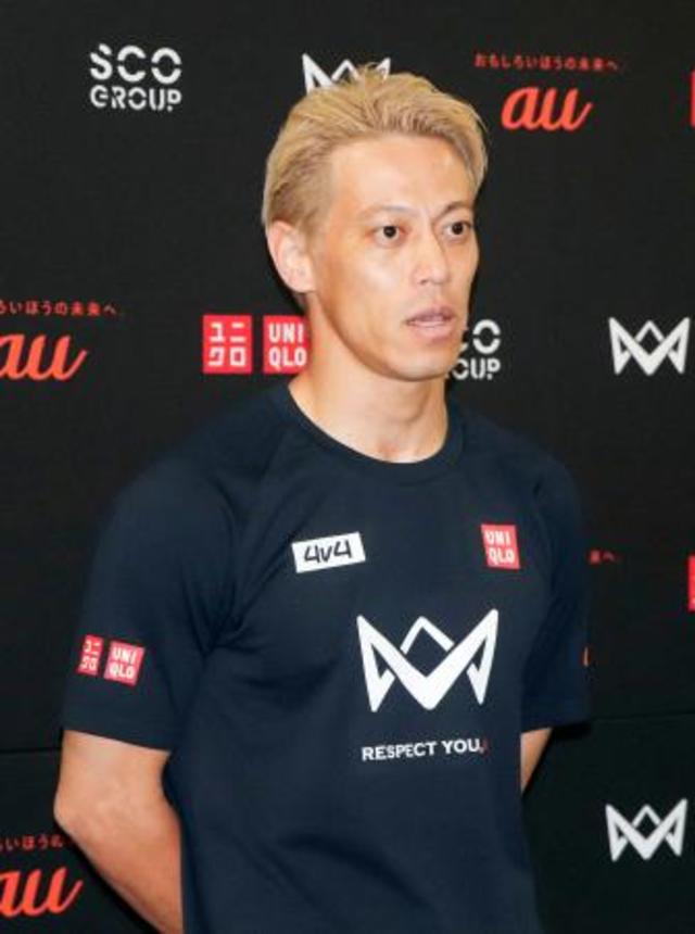 　取材に応じ、長友佑都への期待を語る本田圭佑＝１７日、川崎市