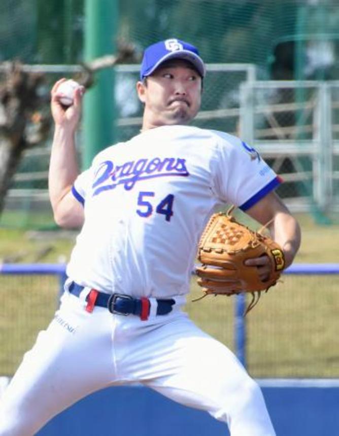 　シート打撃に登板した中日・藤嶋＝北谷