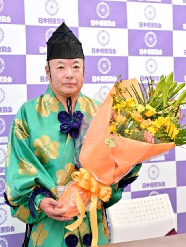 　引退記者会見で花束を手にする第３９代木村庄之助＝５日、両国国技館