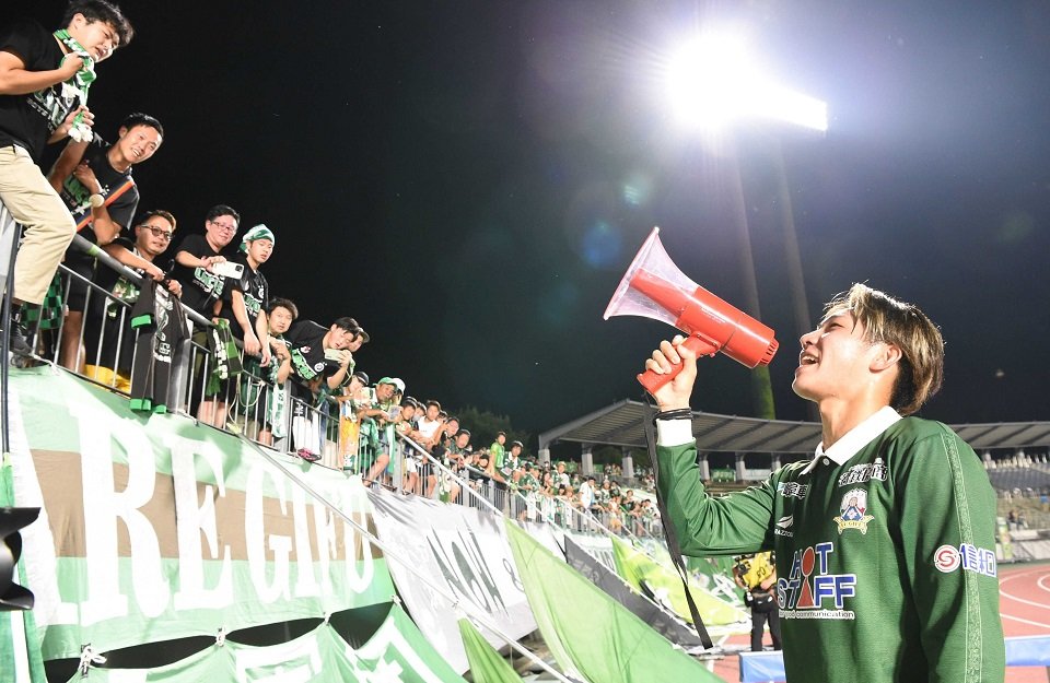 試合後、サポーターと勝利の喜びを分かち合うＦＣ岐阜のＦＷ田口＝長良川競技場