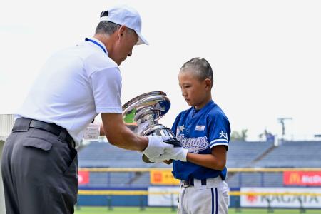 　小学生野球の高円宮賜杯第４５回全日本学童軟式野球大会マクドナルド・トーナメントを制し、賜杯を授与される長曽根ストロングス主将の森川（右）＝ハードオフ新潟