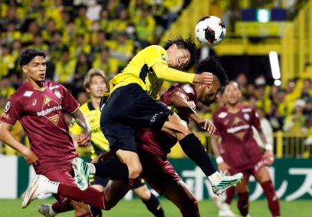 　柏―神戸　後半、ヘディングでゴールを狙う柏・藤尾（手前）＝三協Ｆ柏