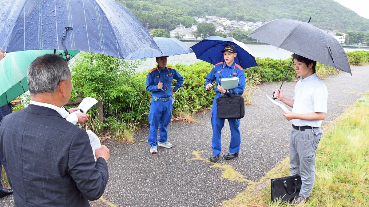花火の会場を確認する消防などの関係者＝各務原市各務おがせ町、おがせ池