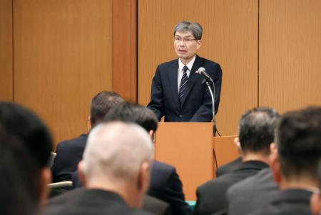 　会議で訓示する警察庁の楠芳伸長官＝５日午後、東京都千代田区