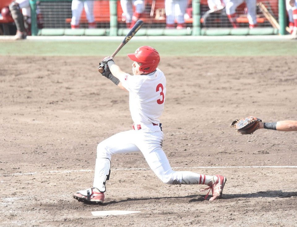 名城大×中部学院大＝５回裏中部学院大無死、ソロを放つ江川＝弁慶スタジアム
