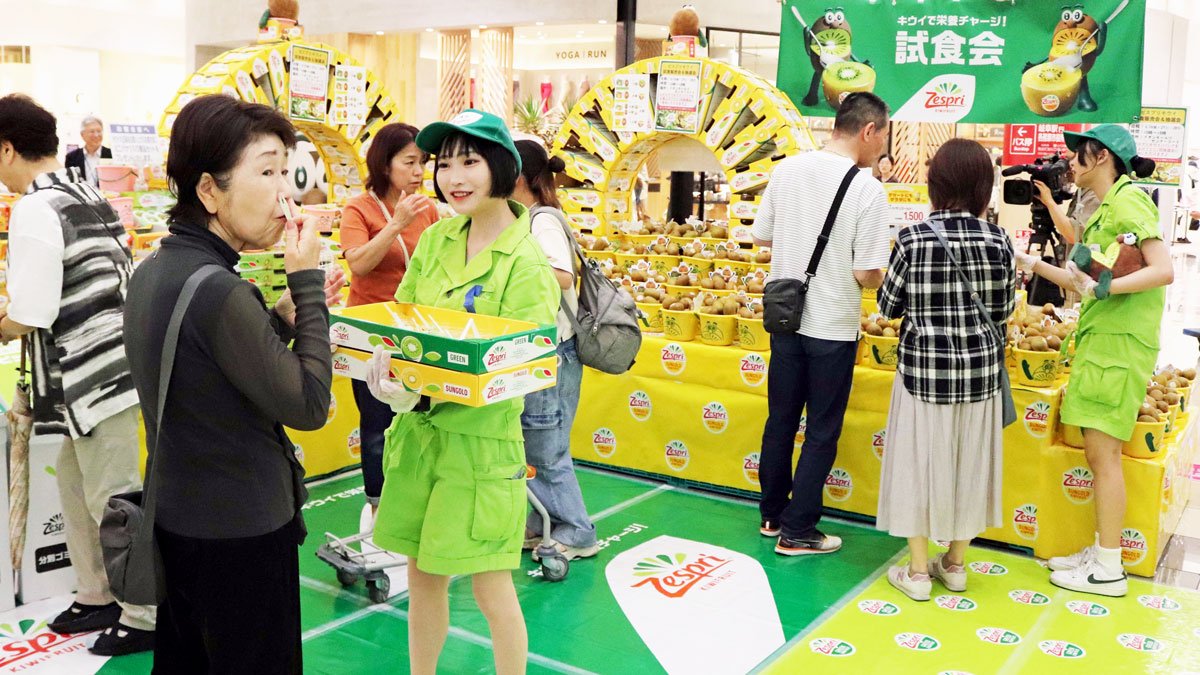 ニュージーランド産キウイフルーツを試食する買い物客ら＝各務原市那加萱場町、イオンモール各務原インター