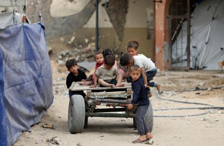 　イスラエルによる攻撃と封鎖で人道危機が深まる中、仮設テント前で遊ぶパレスチナの子どもたち＝２２日、ガザ市（ゲッティ＝共同）