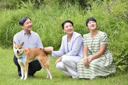 　栃木県の那須御用邸内を犬の「由莉」と一緒に散策される天皇、皇后両陛下と長女愛子さま＝２０１９年８月