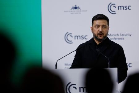 　ミュンヘン安全保障会議で演説するウクライナのゼレンスキー大統領＝１４日、ドイツ・ミュンヘン（ゲッティ＝共同）