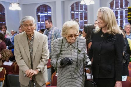 　元米ハワイ州知事ジョージ・アリヨシさん（左）＝２０１５年８月、ホノルル（Ｃｒａｉｇ　Ｔ．Ｋｏｊｉｍａ／Ｈｏｎｏｌｕｌｕ　Ｓｔａｒ―Ａｄｖｅｒｔｉｓｅｒ提供、ＡＰ＝共同）