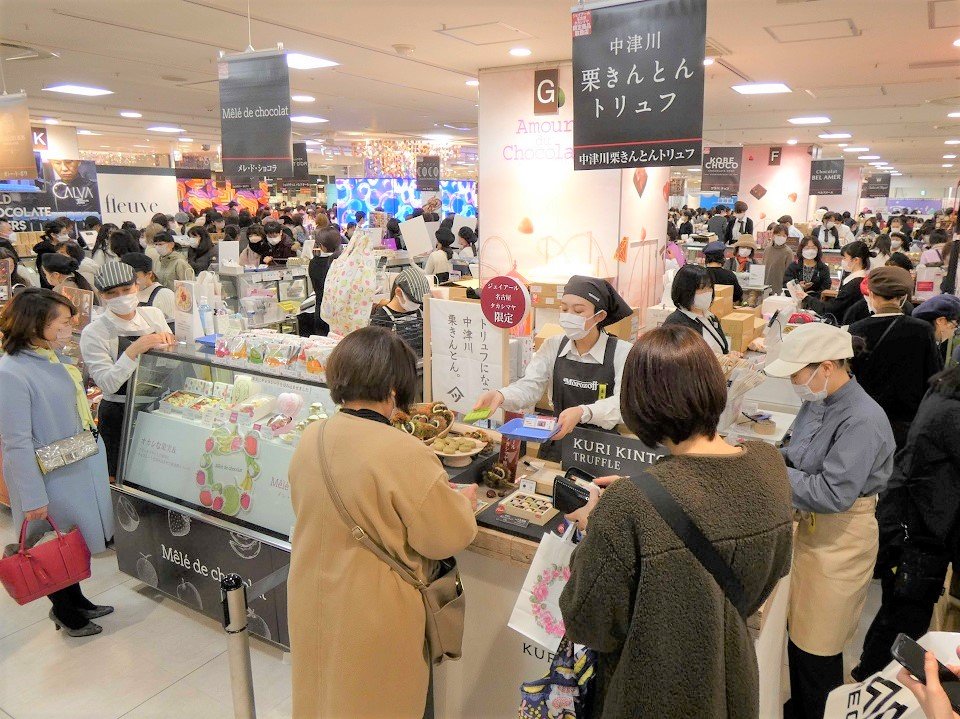 大勢の人でにぎわうジェイアール東海高島屋のチョコレートの催事＝同