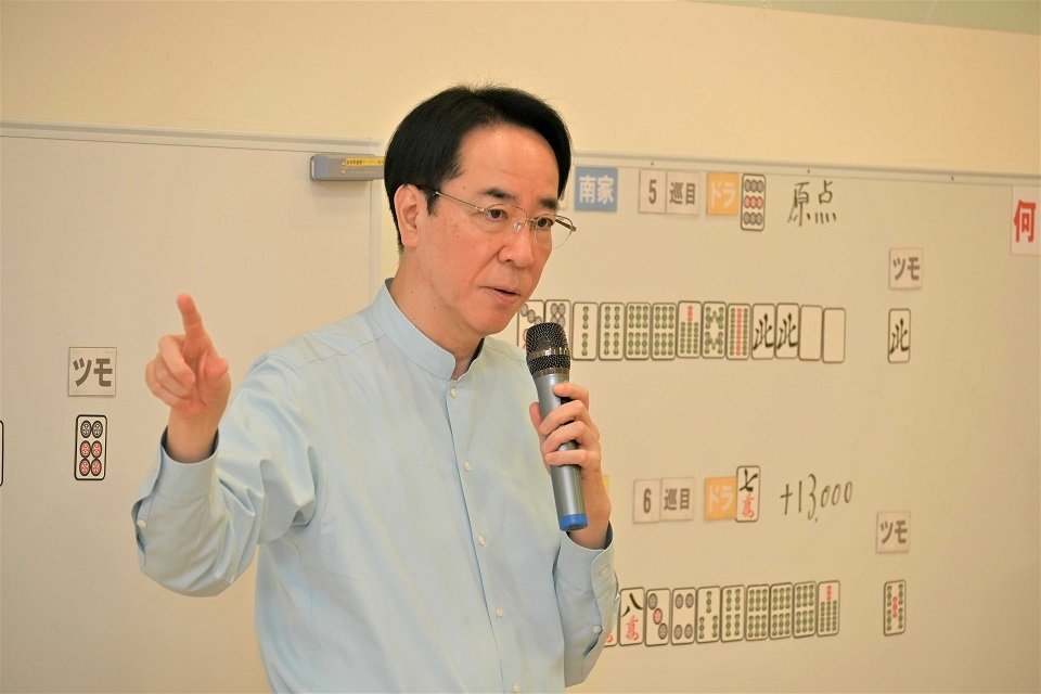 さまざまなパターンで手の組み立て方を解説する土田浩翔プロ＝大垣市三塚町、イオンタウン大垣