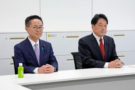 　会談に臨む国民民主党の古川税調会長（左）と自民党の小野寺税調会長＝１６日午後、国会