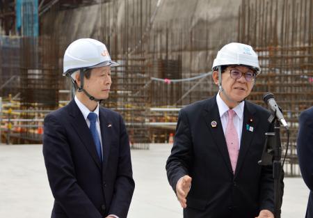 　リニア中央新幹線の駅建設現場を視察後、取材に応じる金子国交相（右）とＪＲ東海の丹羽俊介社長＝２８日午後、相模原市